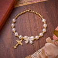 Christianartworkshop Pulsera de rosario con lazo de cuentas blancas y crucifijo enjoyado: emblema de la dulce gracia celestial. - Pulsera de rosario con lazo de cuentas - image 0