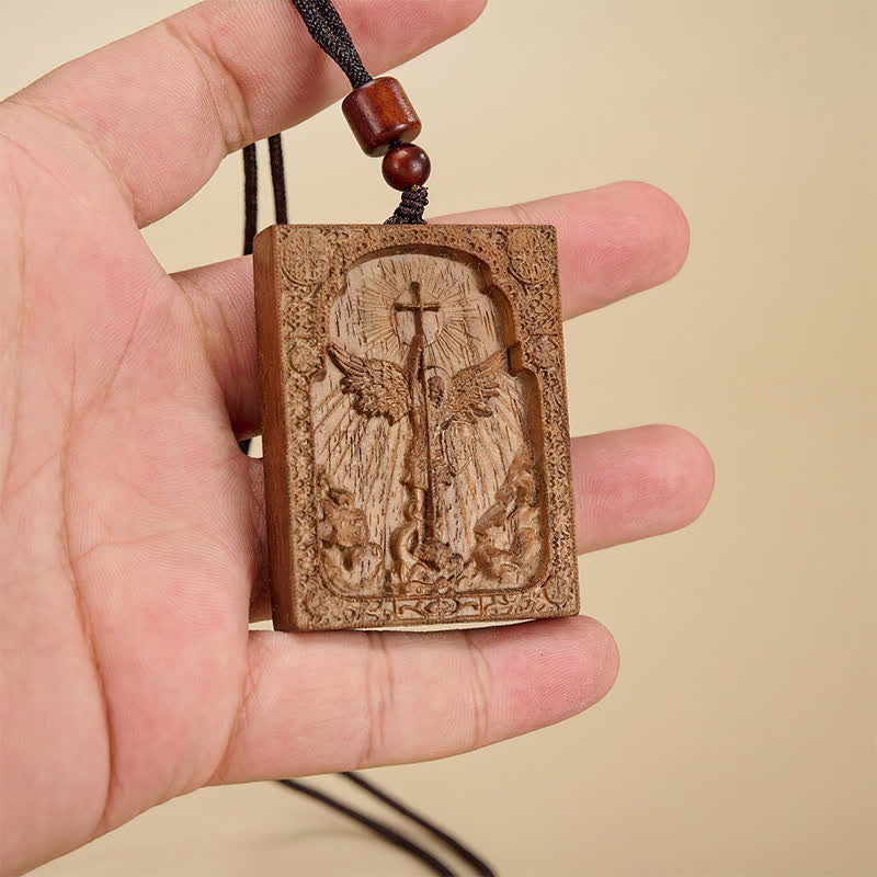 Christianartworkshop Collar de madera tallada del Sagrado San Miguel: Emblema de la Inquebrantable Liberación Divina - Nogal americano - image 0