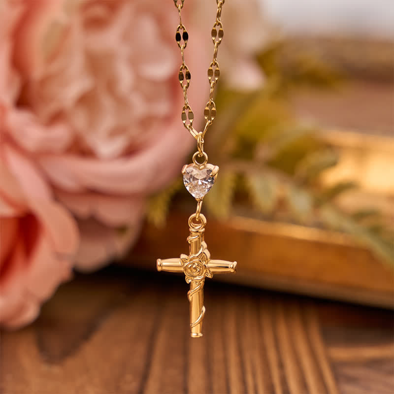Christianartworkshop Collar fino con colgante de cruz rosa y gema en forma de corazón brillante: un recipiente de suave calidez celestial. - Blanco - image 0