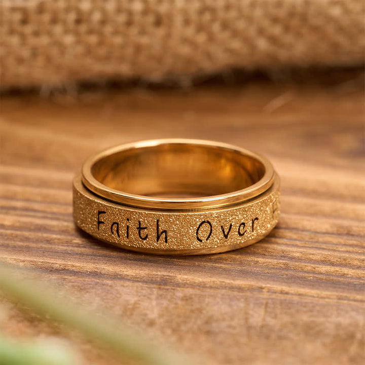 Christianartworkshop Anillo giratorio antiestrés de acero inoxidable con diseño de fe sobre el miedo: símbolo de valentía sagrada. - Dorado - US 10 - image 4