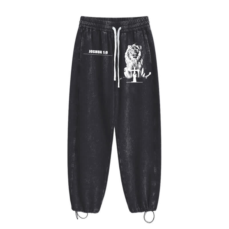 Christianartworkshop Pantalones deportivos lavados de corte relajado con el lema "Coraje de león" de Josué 1:9 - image 10