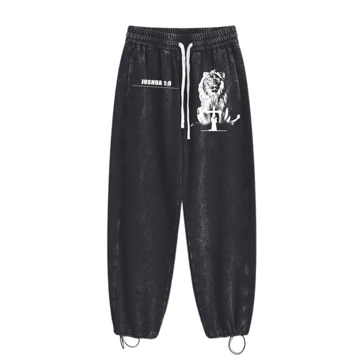 Christianartworkshop Pantalones deportivos lavados de corte relajado con el lema "Coraje de león" de Josué 1:9 - image 10
