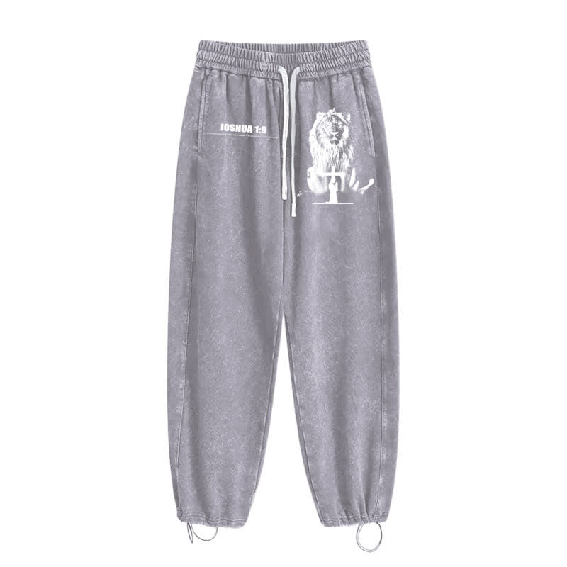 Christianartworkshop Pantalones deportivos lavados de corte relajado con el lema "Coraje de león" de Josué 1:9 - image 20