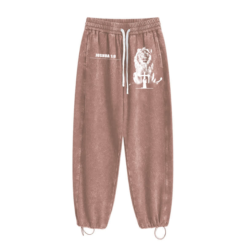 Christianartworkshop Pantalones deportivos lavados de corte relajado con el lema "Coraje de león" de Josué 1:9 - image 44