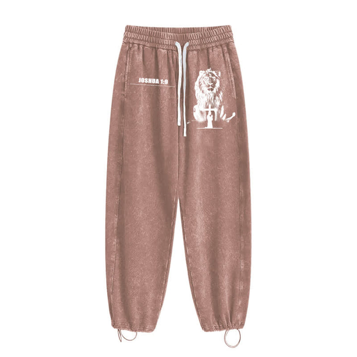Christianartworkshop Pantalones deportivos lavados de corte relajado con el lema "Coraje de león" de Josué 1:9 - image 44