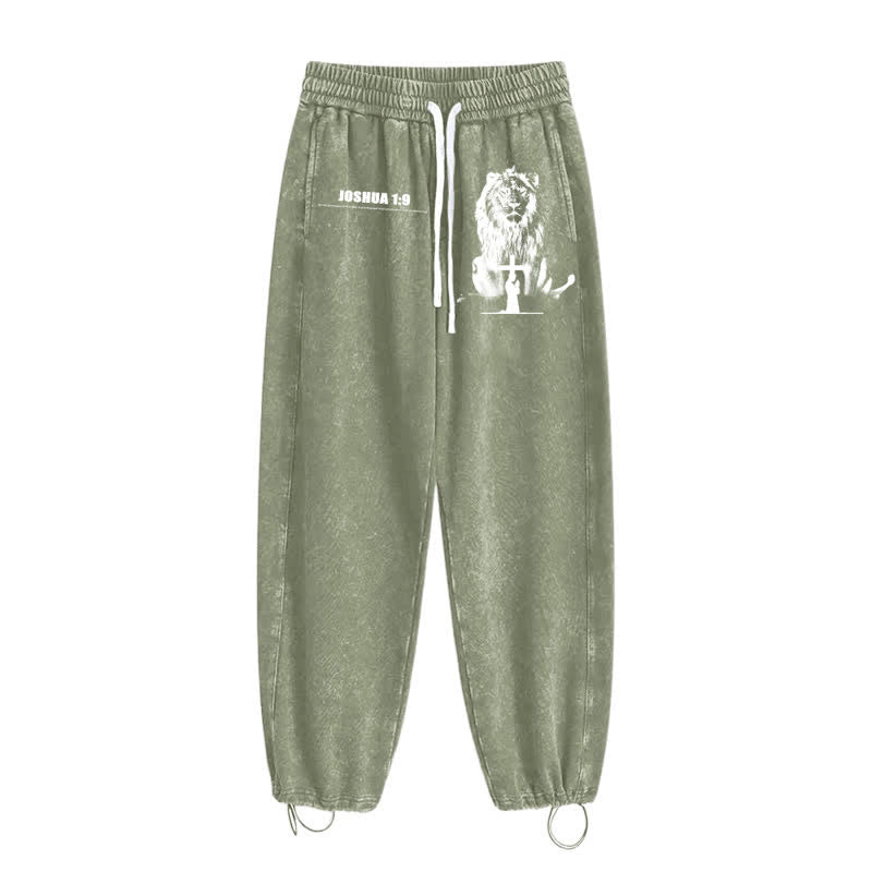 Christianartworkshop Pantalones deportivos lavados de corte relajado con el lema "Coraje de león" de Josué 1:9 - image 28