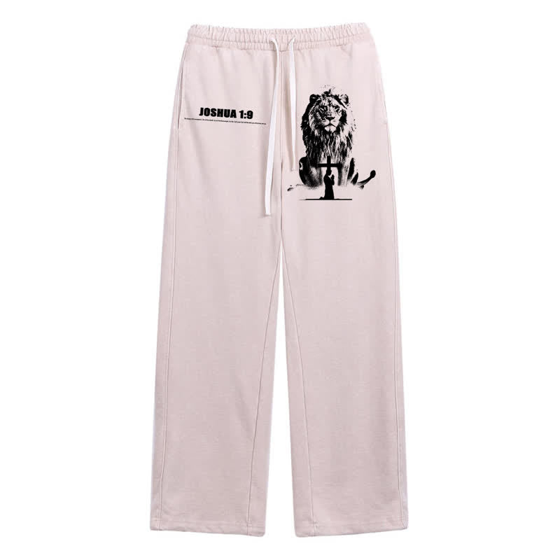 Christianartworkshop Pantalones deportivos lavados de corte relajado con el lema "Coraje de león" de Josué 1:9 - Albaricoque - 2XL - image 0