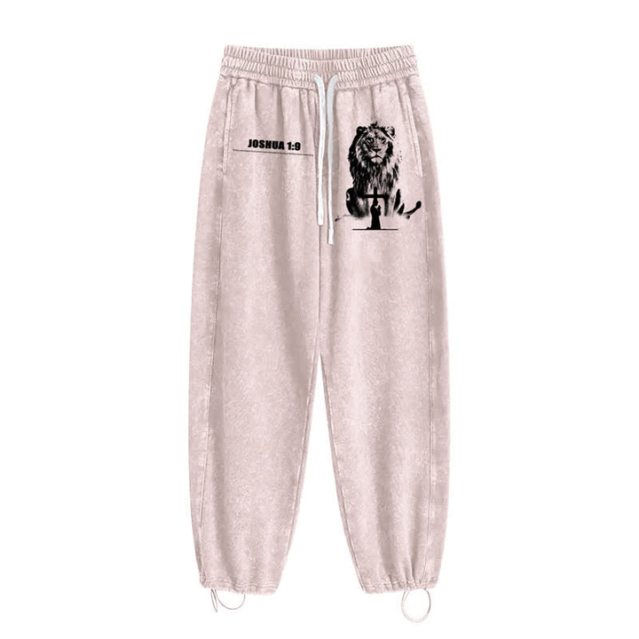 Christianartworkshop Pantalones deportivos lavados de corte relajado con el lema "Coraje de león" de Josué 1:9 - image 2