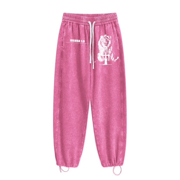 Christianartworkshop Pantalones deportivos lavados de corte relajado con el lema "Coraje de león" de Josué 1:9 - image 36