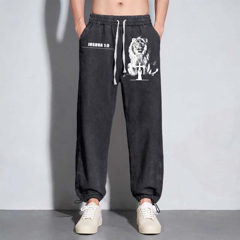 Christianartworkshop Pantalones deportivos lavados de corte relajado con el lema "Coraje de león" de Josué 1:9 - image 14