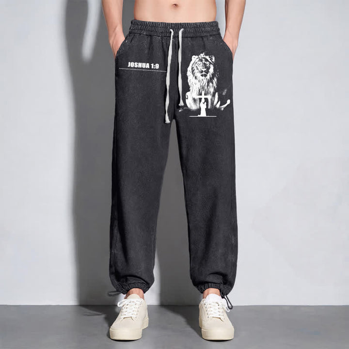 Christianartworkshop Pantalones deportivos lavados de corte relajado con el lema "Coraje de león" de Josué 1:9 - image 14