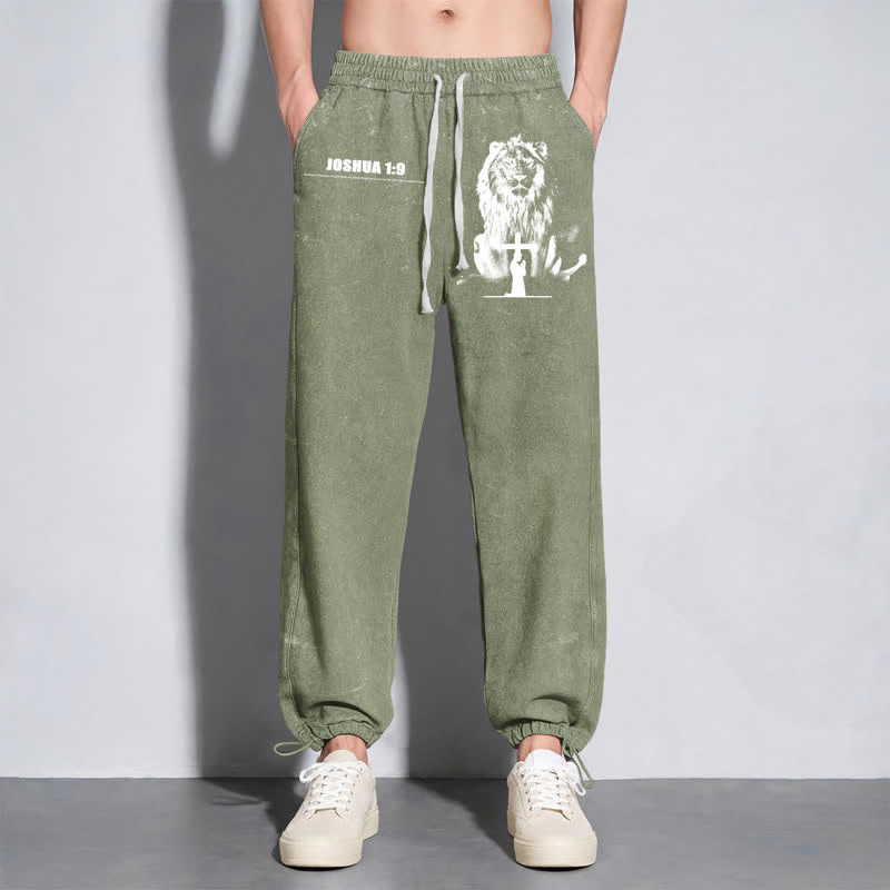Christianartworkshop Pantalones deportivos lavados de corte relajado con el lema "Coraje de león" de Josué 1:9 - image 32