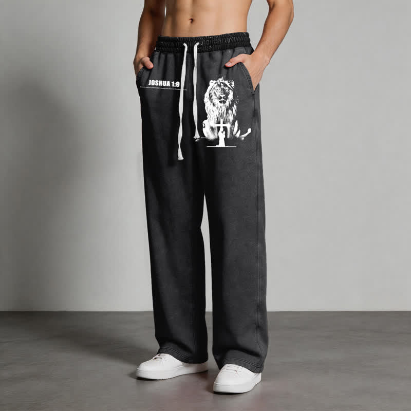 Christianartworkshop Pantalones deportivos lavados de corte relajado con el lema "Coraje de león" de Josué 1:9 - image 12