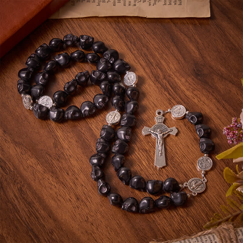 Christianartworkshop Rosario acrílico con calavera negra tallada estilo Memento Mori con medallas de San Benito - image 2